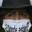 Una mujer usa una mascarilla con la pregunta "¿Dónde están?" durante una marcha en la Ciudad de México para recordar a quienes han desaparecido, el lunes 10 de mayo de 2021.