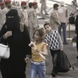 Evacuados yemeníes desembarcan el HMS Abha, un barco saudí que viajaba desde Puerto Sudán, después de atracar el domingo 7 de mayo de 2023 en el puerto de Yeda, Arabia Saudí.