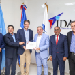 Héctor Porcella director general (i) del IDAC y Oscar Villanueva durante la entrega del Certificado de Operador de Aeródromo Doméstico.