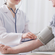 Los especialistas sugieren hacerse chequeos periódicos de la presión arterial.