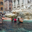 Una foto tomada y publicada como folleto el 21 de mayo de 2023 por activistas ambientales de Last Generation (Ultima Generazione) muestra al activista del grupo sosteniendo una pancarta que dice "no pagamos por el fósil" en la histórica Fontana di Trevi de Roma.