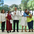 El presidente Luis Abinader en compañía de Gloria Reyes, Yadira Henríquez y algunas madres en la entrega del bono por el Día de las Madres.