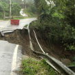 Las lluvias causaron derrumbes en varios tramos de la carretera en Jarabacoa.