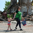 Civil ucraniana camina de la mano con su hija por las calles de Kiev