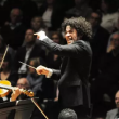 El venezolano Gustavo Dudamel dirige actualmente la Filarmónica de Los Ángeles y la Orquesta para la Juventud venezolana Simón Bolívar.