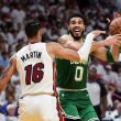 Caleb Martin (16), del Heat de Miami, trata de quitarle el balón a Jayson Tatum (0), de los Celtics de Boston, durante la segunda mitad del Juego 6 de las finales de la Conferencia Este, del baloncesto de la NBA, el sábado en Miami.
