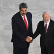 El presidente brasileño, Luiz Inácio Lula da Silva, saluda a su homólogo venezolano, Nicolás Maduro