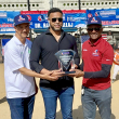 Ydanis Rodríguez, y Daniel -El Quemaito- Reyes, entregan un reconocimiento al pelotero de los Padres de San Diego, Nelson Cruz.
