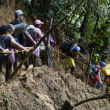 Inmigrantes cruzan un empinado sendero de la selva del Marién, en su riesgosa aventura hacia Estados Unidos.