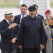 En esta imagen distribuida por la presidencia de Venezuela, el presidente de Venezuela, Nicolás Maduro (centro), y la primera dama, Cilia Flores (derecha), llegan al aeropuerto de Esenboga en Ankara, Turquía, el 2 de junio de 2023.