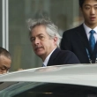 El director de la CIA, William Burns, centro, sube a un auto al arribar al Aeropuerto Internacional de la Capital, Beijing, 1 de mayo de 2012.