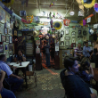 Los clientes pasan tiempo en el bar Las Delicias en el barrio La Pastora de Caracas, Venezuela, el viernes 2 de junio de 2023.