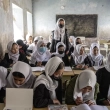 Varias niñas afganas asisten a su salón de clases el primer día del nuevo año escolar, el sábado 25 de marzo de 2023, en Kabul
