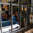 Protegidos detrás de barrotes de metales en sus negocios, aun así con temor, dueños de negocios en La Puya, de Arroyo Hondo, realizan su labor comercial.