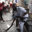 Nertil Marcelin, líder de un grupo comunitario, y miembros de la comunidad golpean machetes contra el suelo el domingo 28 de mayo de 2023, en respaldo al movimiento "Bwa Kale", una iniciativa para combatir a pandillas que intentan controlar su vecindario en el distrito Delmas de Puerto Príncipe,