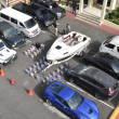 En una primera operación, las autoridades apresaron a tres hombres y desarticularon una estructura de narcotráfico a la que ocuparon 145 paquetes presumiblemente cocaína, 10 vehículos, entre ellos, dos minibuses, jeepetas carros, un bote, dinero en efectivo, entre otras evidencias,