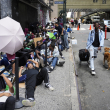 Migrantes hacen fila afuera del Hotel Roosevelt