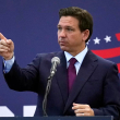El aspirante presidencial republicano Ron DeSantis apunta durante un acto de campaña, el lunes 31 de julio de 2023, en Rochester, Nueva Hampshire.