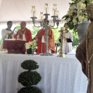 El obispo auxiliar Faustino Burgos ofició una misa en el Cementerio Puerta del Cielo, en honor las madres que han partido.