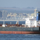 Un ataque a un petrolero vinculado a un multimillonario israelí mató a dos miembros de la tripulación frente a Omán en el Mar Arábigo, dijeron las autoridades el viernes, lo que marca las primeras muertes después de años de ataques contra buques en la región. (Especialista en comunicación de masas de segunda clase, Quinton A. Lee / Marina de los EE. UU., Vía AP)