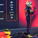 El mexicano Sergio Pérez de la escudería Red Bull celebra tras ganar la carrera sprint en el Gran Premio de Azerbaiyán en Baku.