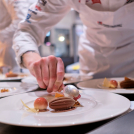 Un cocinero monta un plato durante las Olimpiadas Culinarias de 2020, en Stuttgart, Alemania.