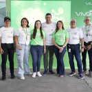 Marco Herrera, presidente ejecutivo de VIVA junto a colaboradores.