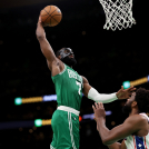 Jaylen Brown, de los Celtics, se eleva en busca de un canasto sobre Joel Embiid, de los Sixers, en el segund partido de la semifinal del Este en los playoffs de la NBA.