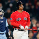 Rafael Devers contempla el batazo que eventualmente resultó ser un cuadrangular ante Toronto.