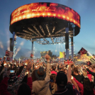 Una multitud observa a los artistas dentro de los terrenos del Castillo de Windsor durante el Concierto de la Coronación, en Windsor, al oeste de Londres, el 7 de mayo de 2023.