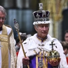 El Rey Carlos III de Gran Bretaña con la Corona Imperial del Estado y el Orbe y el Cetro del Soberano sale de la Abadía de Westminster después de su coronación.