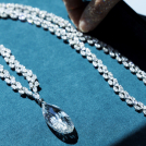 Un collar de 90.36 quilates de Harry Winston, con un valor estimado entre 9 y 14 millones de francos suizos, durante una exhibición previo a la subasta de las joyas de la heredera austriaca Heidi Horten en la casa de subastas de Christie's en Ginebra, Suiza, el lunes 8 de mayo de 2023.