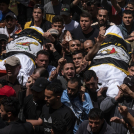 Los palestinos cargan los cuerpos del comandante de la Jihad Islámica Ali Ghali, a la izquierda, y su hermano, Mohammed Ghali, ambos asesinados en un ataque aéreo israelí en Khan Younis, en el sur de la Franja de Gaza, el jueves 11 de mayo de 2023. Ambos están envueltos en la bandera de la Jihad Islámica.