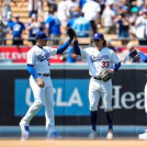 Los jardineros de los Dodgers festejan  luego de concretizarse el último out