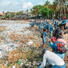 Brigadas de diversas instituciones trabajan en la limpieza de la playa.