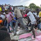 Varias personas ayudan a una persona herida después de que una casa se derrumbó debido a un sismo en Jeremie, Haití, el 6 de junio de 2023.