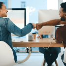 Construye un sólido networking. Esto es esencial para conseguir trabajo en el mundo laboral actual.