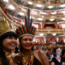 Las mujeres indígenas asisten a la presentación de las cifras del censo de Brasil en el Teatro da Paz en Belém, Estado de Pará, Brasil, el 7 de agosto de 2023. El recuento de la población indígena de Brasil aumentó en un 89 por ciento entre 2010 y 2022, a casi 1,7 millones personas, aunque el rápido crecimiento se atribuyó en parte a la nueva metodología, según los resultados del censo publicados el lunes.