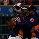 Framber Valdez celebra con el receptor Martín Maldonado tras completar el partido sin hit.
