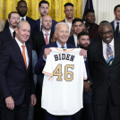 El dueño de los Astros de Houston Jim Crane y el mánager Dusty Baker (derecha) presentan una camiseta al presidente Joe Biden en la Casa Blanca.