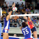 Gaila González consigue un fuerte ataque en el segundo parcial frente a Chile.