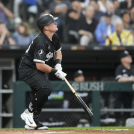 Andrew Vaughn de los Medias Blancas de Chicago observa su jonrón de dos carreras frente al abridor de los Yanquis de Nueva York Gerrit Cole en la segunda entrada.