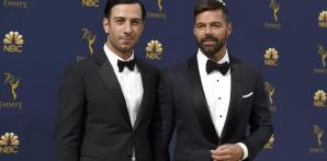 Jwan Yosef, izquierda, y Ricky Martin, derecha, llegan a la 70a edición de los Emmy Awards en el Microsoft Th, el 17 de septiembre de 2018. (Foto: AP/archivo).