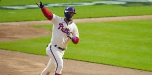 Bryce Harper de los Filis de Filadelfia celebra tras batear un jonrón en el octavo inning del quinto juego de la serie de campeonato de la Liga Nacional contra los Padres.