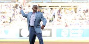 Manuel Mota realizó el pitcheo de honor en el choque de los Dodgers el pasado sábado como parte del reconocimiento que le hicieron.