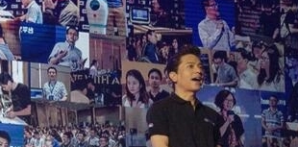 La empresa china Baidu desarrolla actualmente su propio programa de inteligencia artificial destinada al público.