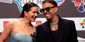 La cantante Rosalía y el cantante y productor puertorriqueño Rauw Alejandro (d) posan para los fotógrafos a su llegada a la gala de Los40 Music Adwards celebrada el 12 de noviembre en el Palacio de Congresos, en Palma de Mallorca. EFE/Cati Cladera