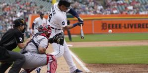 El bateador designado de los Tigres de Detroit Miguel Cabrera conecta un sencillo en la quinta entrada del encuentro ante los Guardianes de Cleveland.