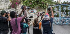 Periodistas haitianos están bajo el asedio de las bandas criminales que controlan el 80% de la capital, Puerto Príncipe.