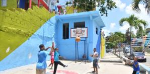 Niños en el sector de Cristo Rey, en el Distrito Nacional, disfrutan de un momento de entretenimiento y recreación jugando basquetbol.